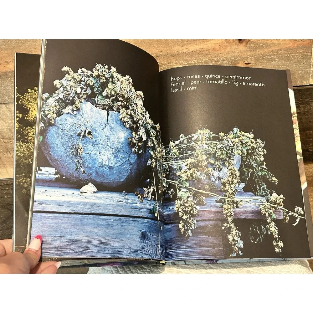Foraged Flora: A Year of Gathering and Arranging‎ Wild Plants and Flowers